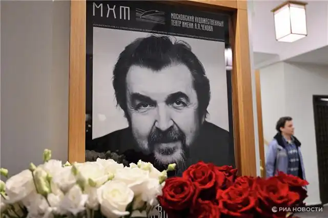 Артисты Чеховского МХТ почтили память Золотовицкого после вечерних спектаклей в среду