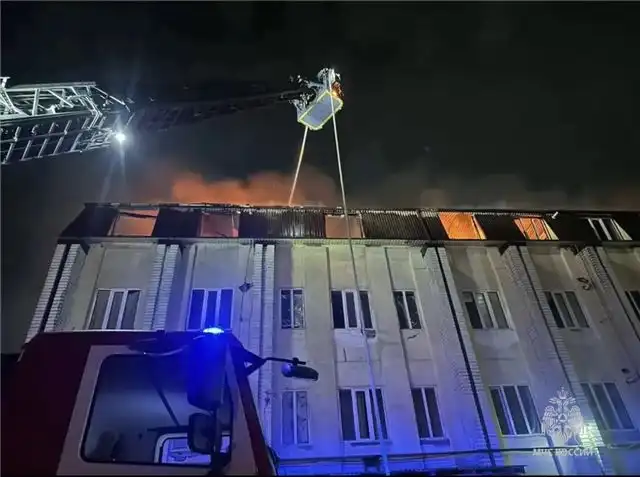 Массивный пожар охватил четырехэтажный жилой дом в Хасавюрте