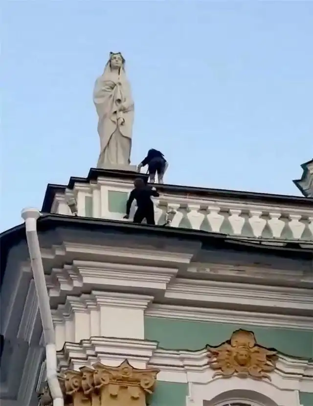 Росгвардейцы задержали двух руферов, проникших на крышу Эрмитажа