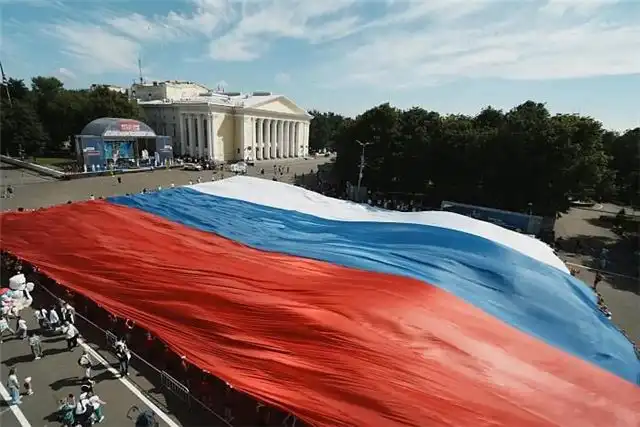 В Кирове на День России развернули 1,7 тыс. кв. м триколор и поразили жителей