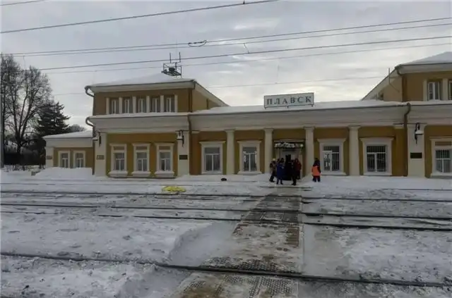 На железнодорожной станции Плавск женщина упала на переходе и попала под поезд
