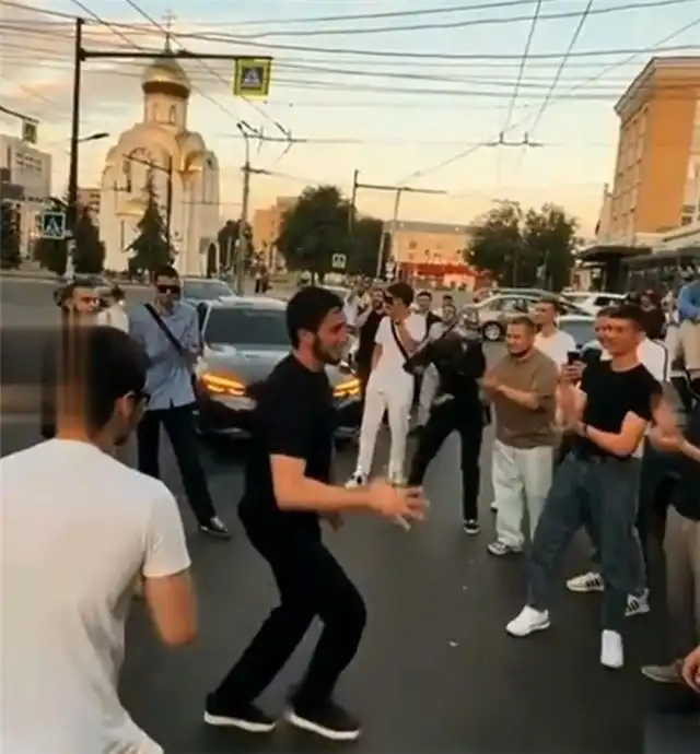 В Иваново правоохранители выяснят личности людей, танцовавших на дороге