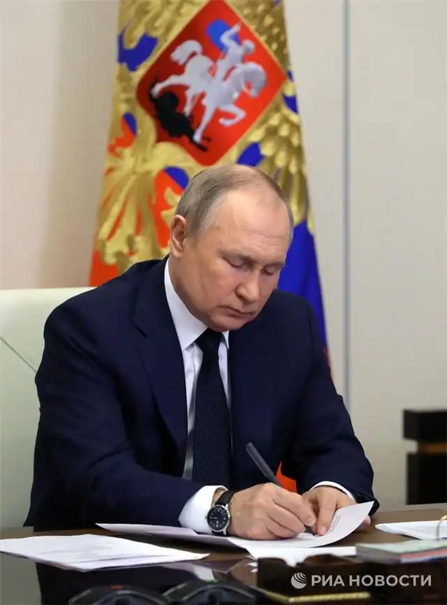 Путин одобрил закон о сокращении служебной недели для военных