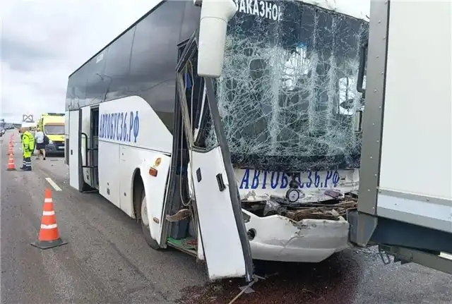 В Воронежской области в аварии с автобусом получили травмы водитель и одиннадцать пассажиров