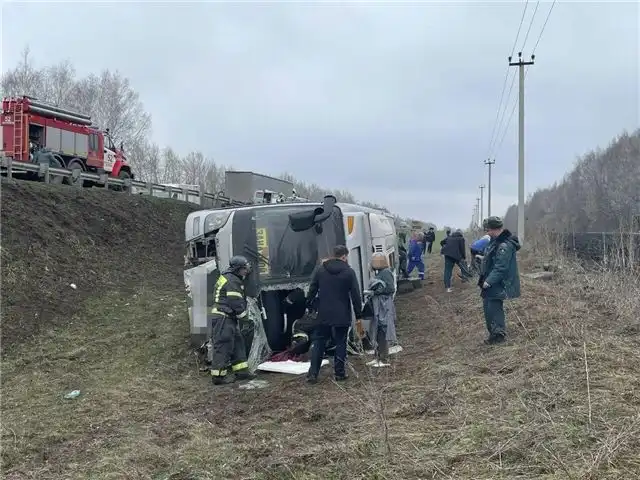 В Саратовской области автобус с детьми опрокинулся, погиб водитель
