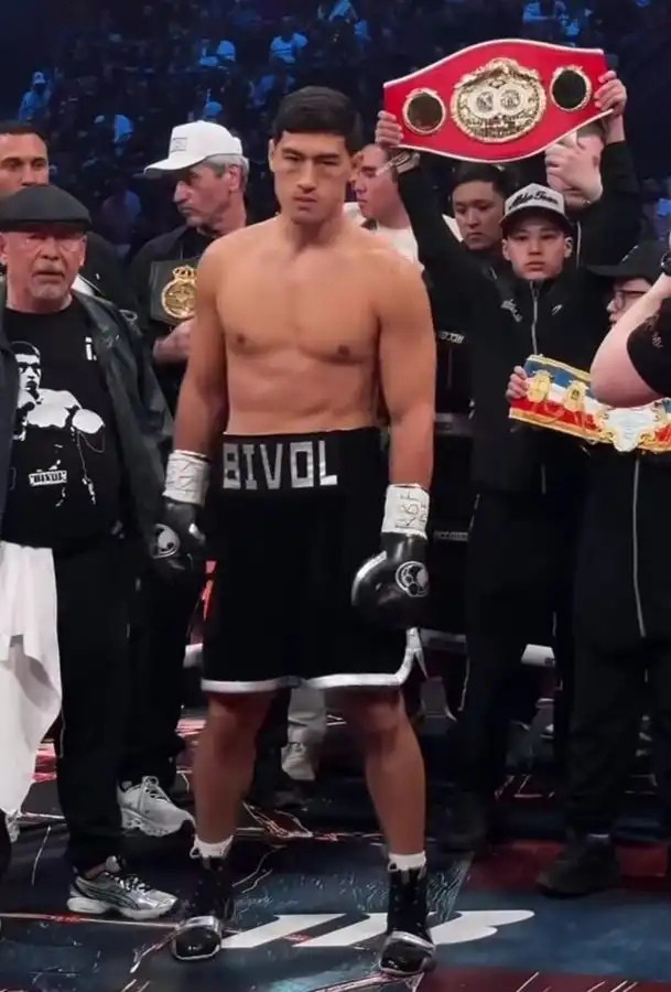 Российский боксер Бивол одержал победу над Айфером и завоевал пояса WBA и IBF в полутяжелом весе