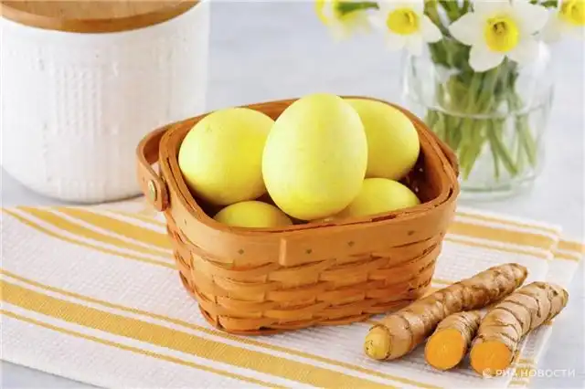 Покраска яиц куркумой к Пасхе - пошаговый рецепт для сияющего золотого оттенка